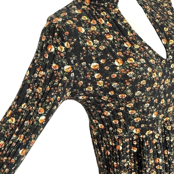 Floral Ditsy Tunic Top 🖤 - Picture 4 of 9